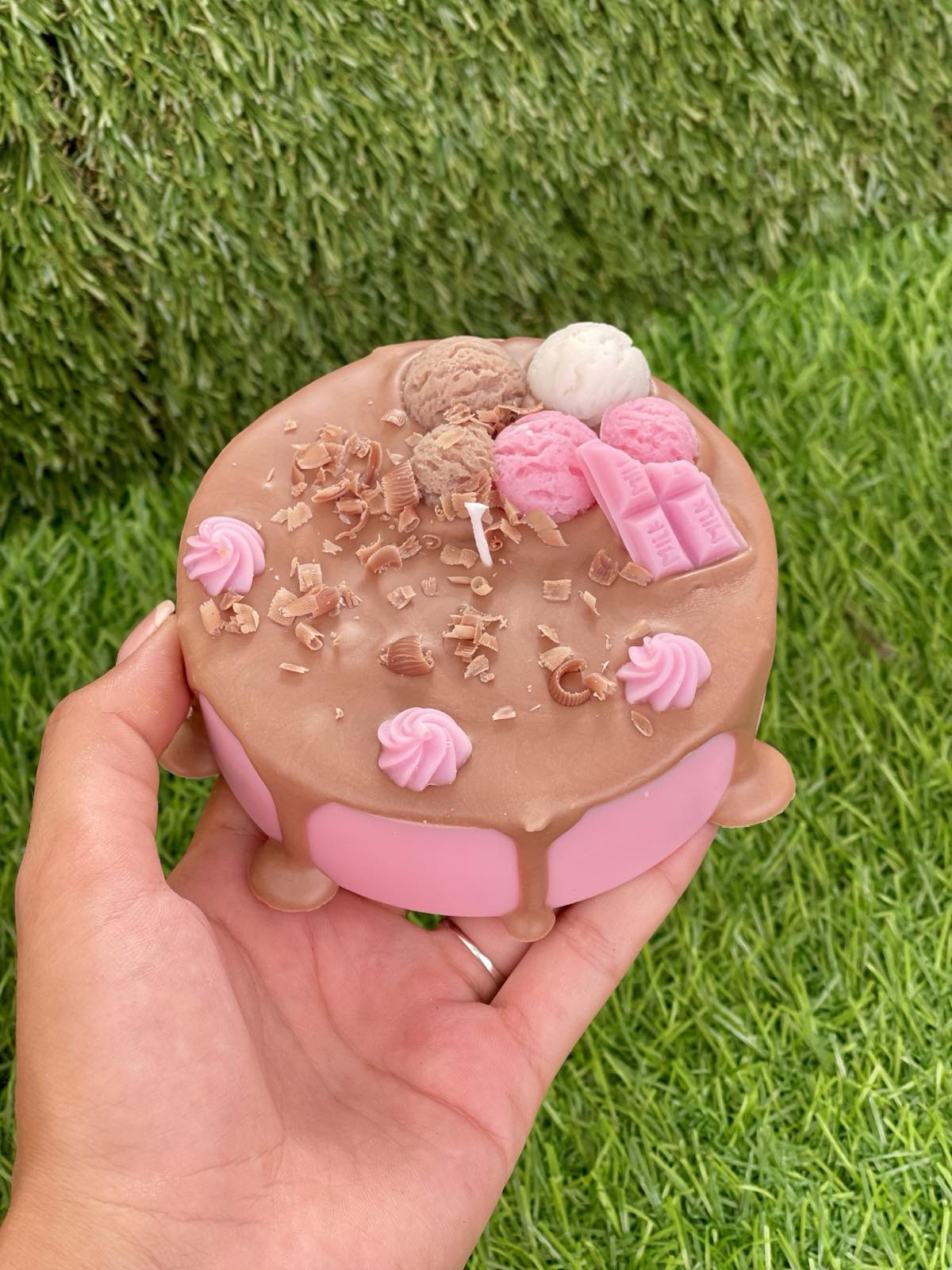 Ароматна свещ тортичка „Pink Velvet Sundae“ – ръчно изработен подарък | Ccandles Art