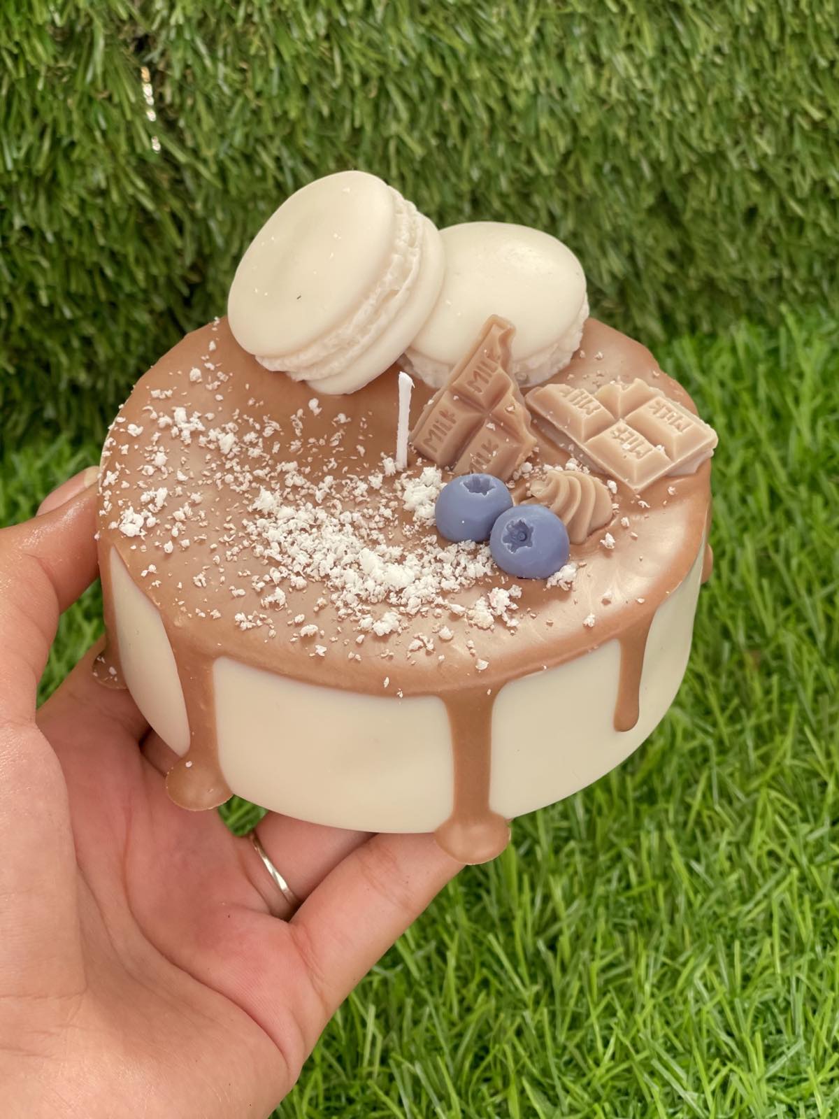 Ароматна свещ тортичка „Coconut flakes“ – ръчно изработен подарък | Ccandles Art