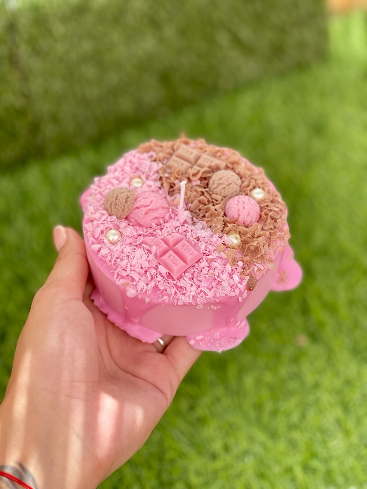 Ароматна свещ тортичка „Strawberry & Cocoa Split“ – ръчно изработен подарък | Ccandles Art