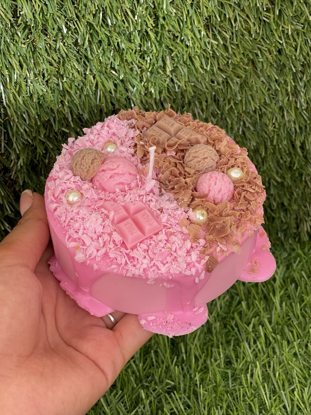 Ароматна свещ тортичка „Strawberry & Cocoa Split“ – ръчно изработен подарък | Ccandles Art