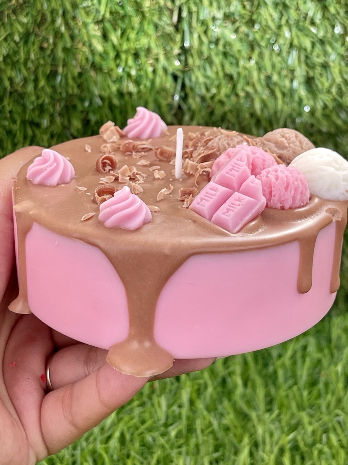 Ароматна свещ тортичка „Pink Velvet Sundae“ – ръчно изработен подарък | Ccandles Art