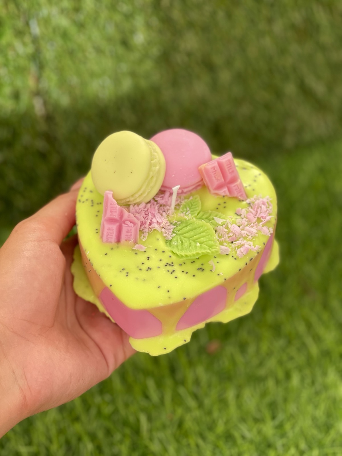 Ароматна свещ тортичка „Dragon fruit“ – ръчно изработен подарък | Ccandles Art