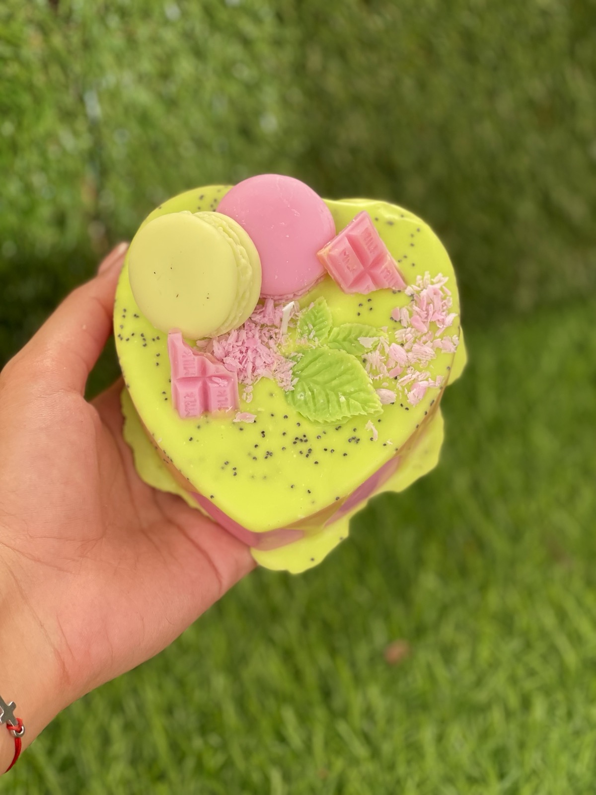 Ароматна свещ тортичка „Dragon fruit“ – ръчно изработен подарък | Ccandles Art