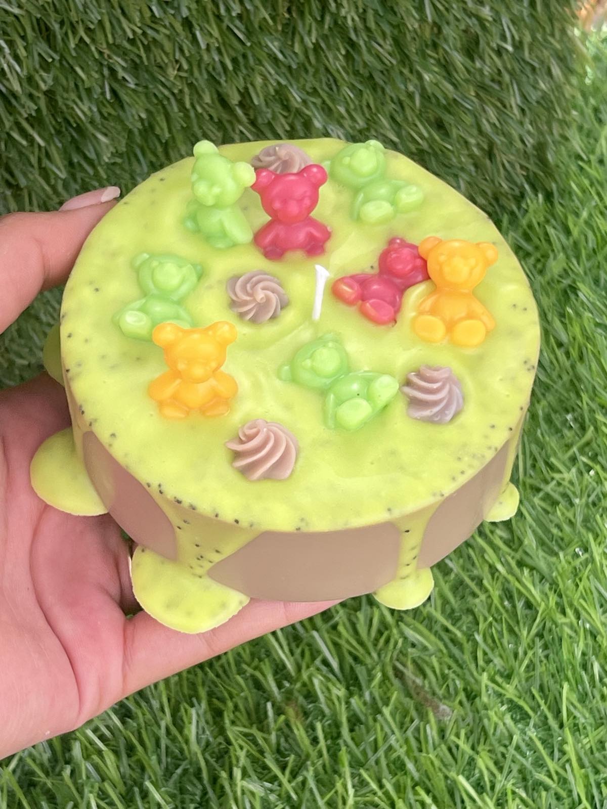 Ароматна свещ тортичка „Gummy Bear“ – ръчно изработен подарък | Ccandles Art