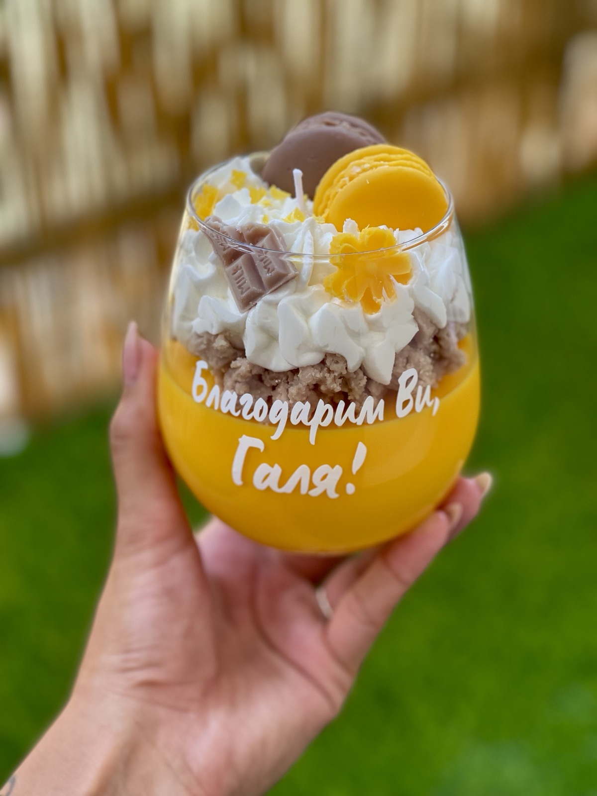 Ароматна свещ в чаша „Cheesecake“ – персонализиран подарък | Ccandles Art