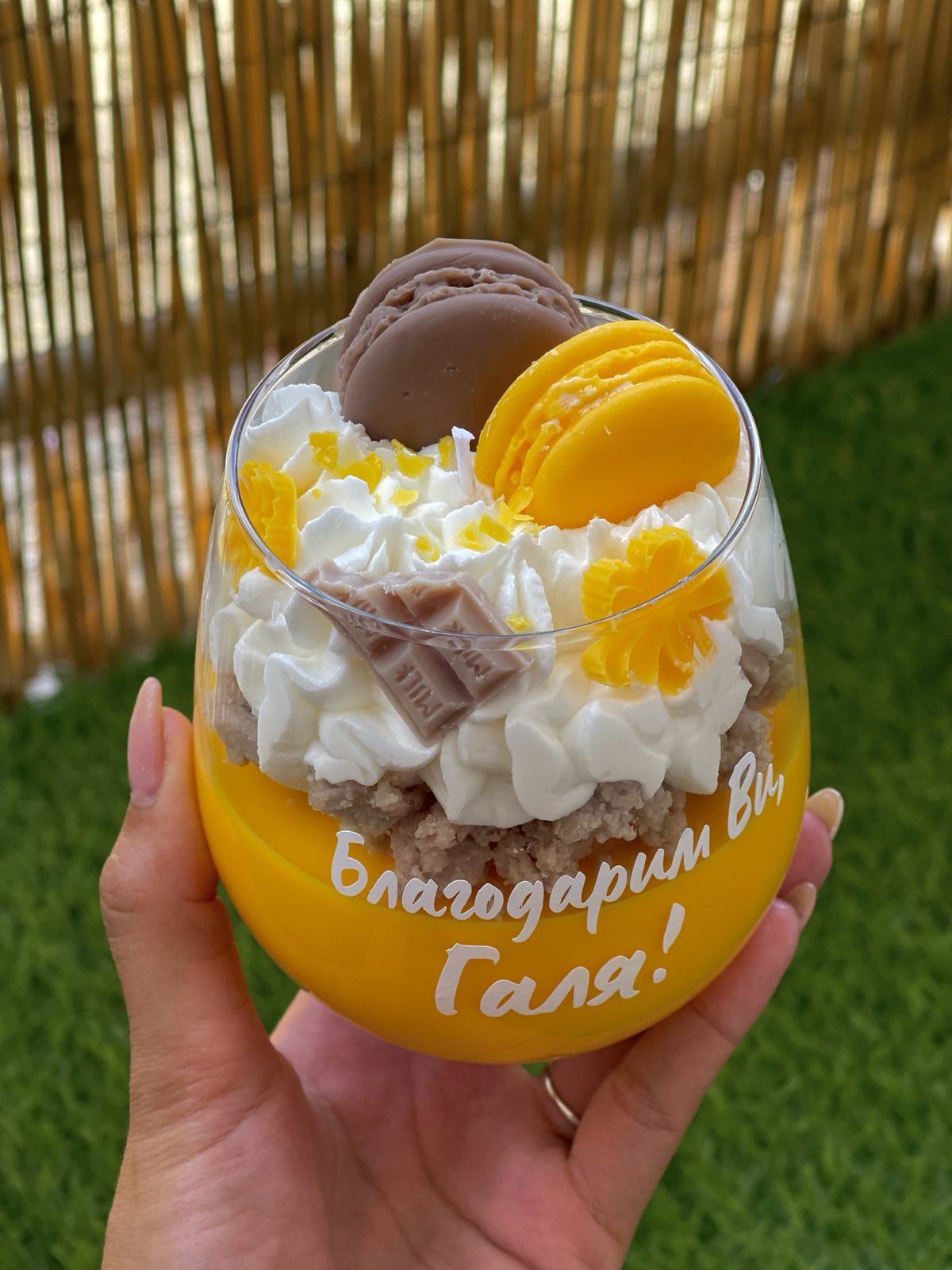 Ароматна свещ в чаша „Cheesecake“ – персонализиран подарък | Ccandles Art