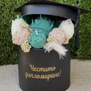 Свещи цветя в кутия-шапка – подарък за абитуриенти| Ccandles Art